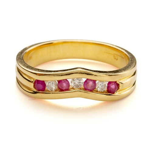 1033 - A RUBY AND DIAMOND RING