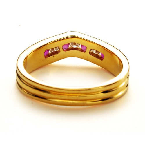 1033 - A RUBY AND DIAMOND RING