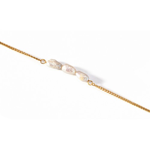 177 - A CHAIN NECKLACE WITH TRIOS OF PEARLS