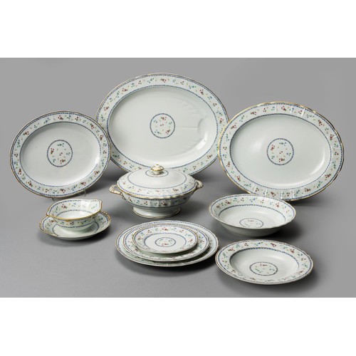 752 - A LIMOGES BERNARDAUD ARTOIS BLEU PART DINNER SERVICE