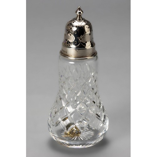 146 - AN ELIZABETH II GLASS AND SILVER MOUNTED SUGAR CASTER, J B CHATTERLEY AND SONS LTD, BIRMINGHAM, 1977