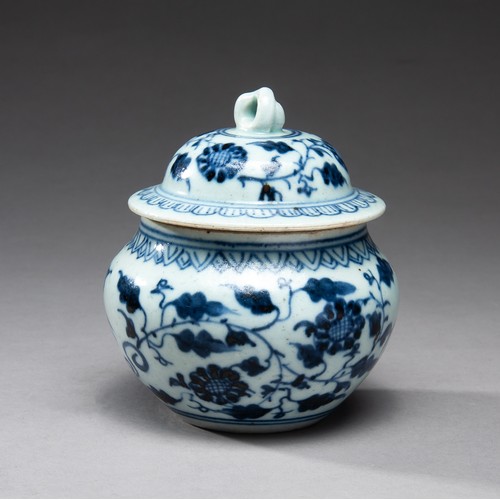 225 - A BLUE AND WHITE CHINESE JAR AND COVER