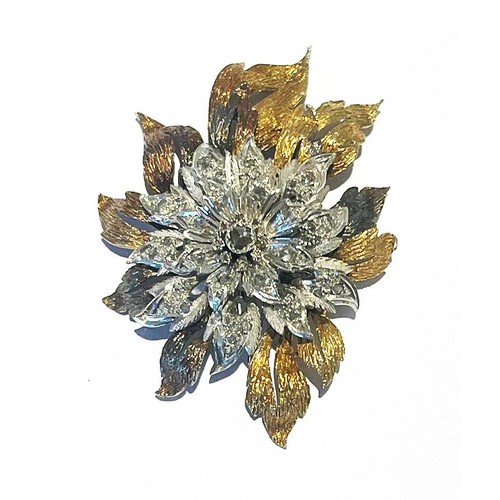 71 - A DIAMOND AND GOLD BROOCH