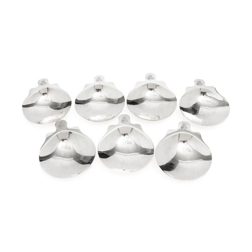 965 - A SET OF SEVEN SHELL SHAPED ELECTROPLATE BUTTER DISHES