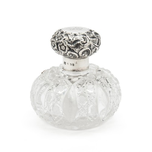 988 - AN EDWARD VII SILVER-MOUNTED MOULDED GLASS PERFUME BOTTLE, WILLIAM COMYNS, LONDON, 1902