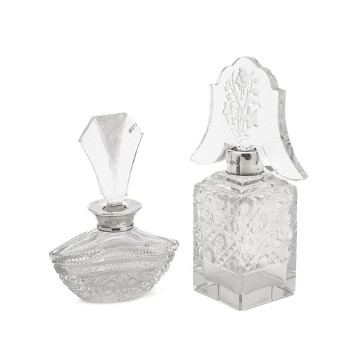 896 - AN EDWARD VII SILVER-MOUNTED AND GLASS PERFUME BOTTLE AND STOPPER, HENRY PERKINS AND SONS, BIRMINGHA... 