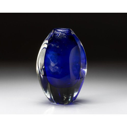 609 - A DAVID READE COBALT BLUE AND CLEAR GLASS VASE, 2005