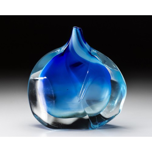 610 - A DAVID READE SCULPTED VASE, 2010