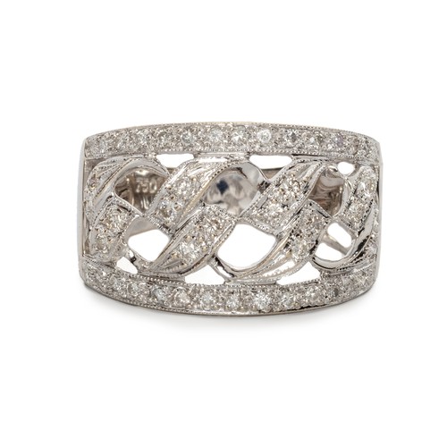 190 - A DIAMOND AND WHITE GOLD RING