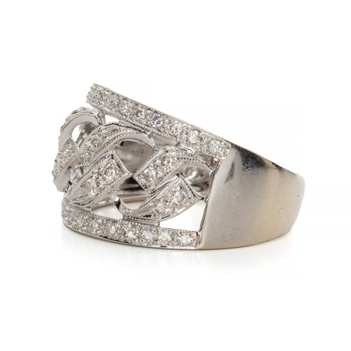 190 - A DIAMOND AND WHITE GOLD RING