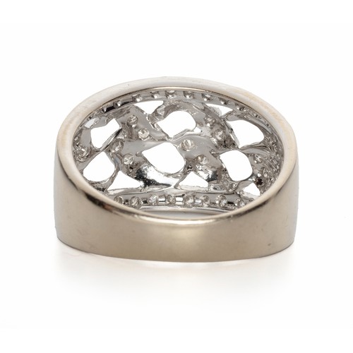 190 - A DIAMOND AND WHITE GOLD RING