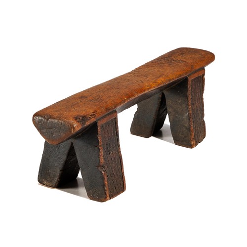 104 - A ZULU HEADREST, MSINGA DISTRICT, KWAZULU NATAL, CIRCA 1918