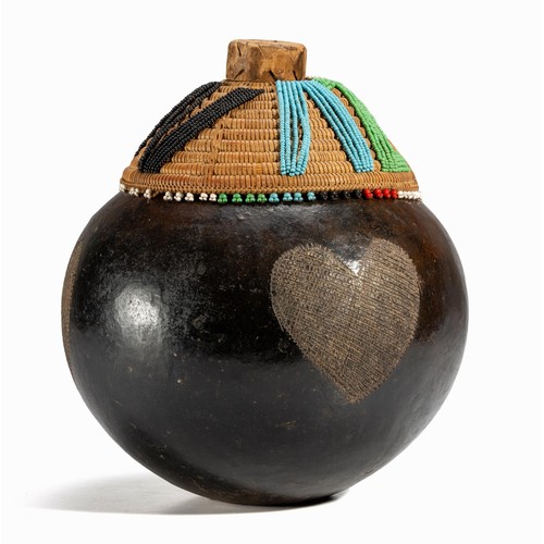 108 - A ZULU BEER POT, UKHAMBA, WITH IMBENGE COVER