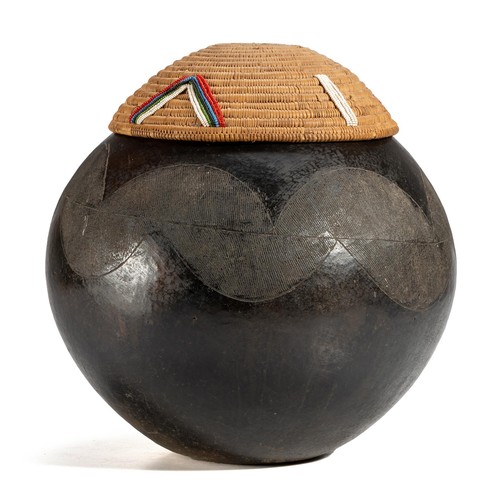 109 - A ZULU BEER POT, UKHAMBA, WITH IMBENGE COVER