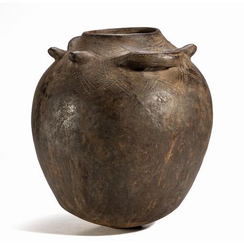 111 - AN NKHUMBI FERTILITY POT, ANGOLA