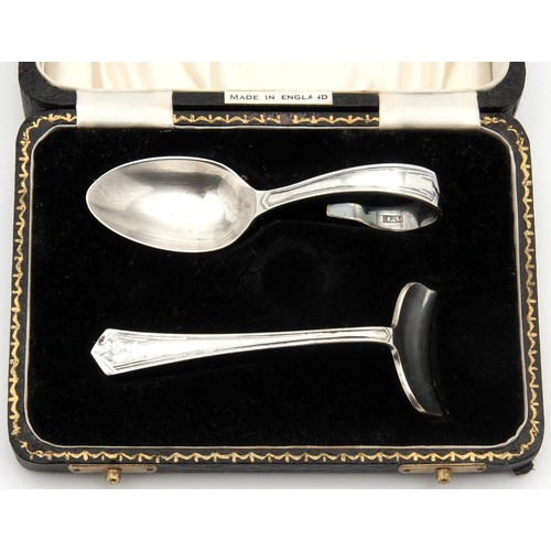 902 - AN ELECTROPLATE SILVER SPOON AND PUSHER