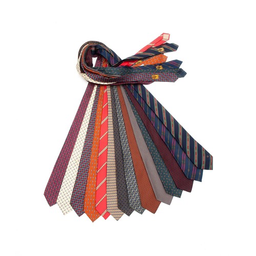 620 - A COLLECTION OF GENTLEMANS TIES, GUCCI