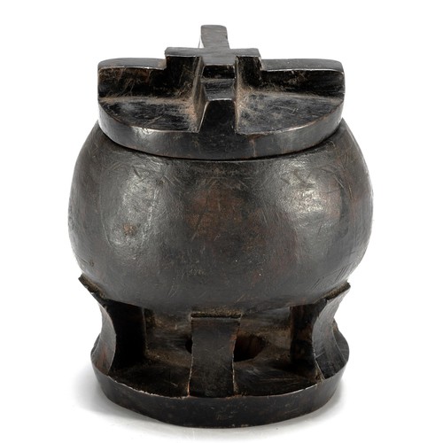 162 - A WOODEN CHOKWE VESSEL AND COVER, ANGOLA