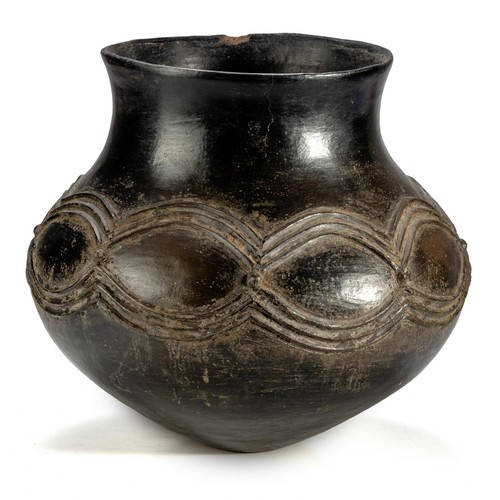 218 - A ZULU CLAY POT