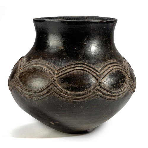 218 - A ZULU CLAY POT