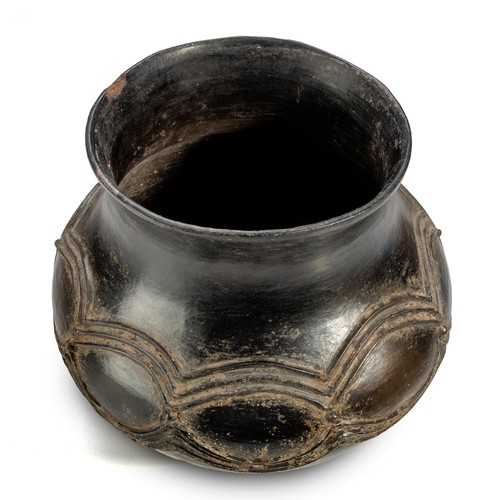 218 - A ZULU CLAY POT