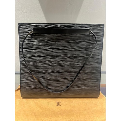 596 - A LOUIS VUTTON EPI LEATHER HANDBAG