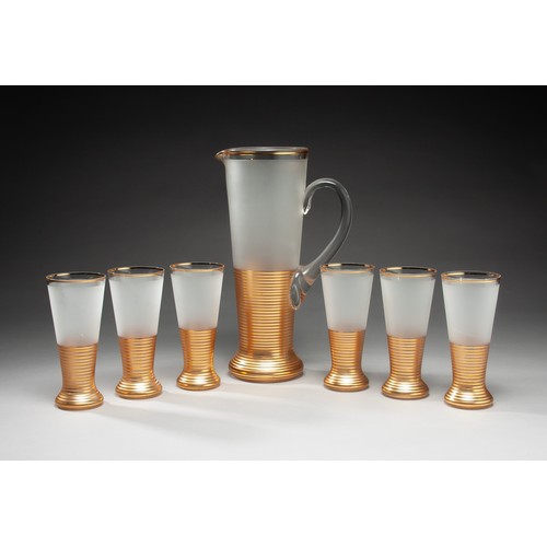 689 - A GLASS AND GOLD EDGE WATER JUG AND 6 GLASSES