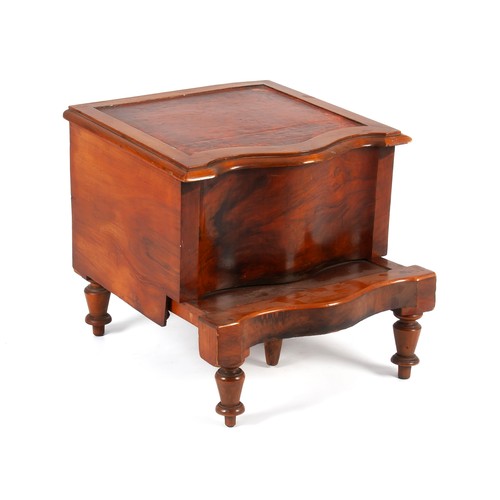 199 - A VICTORIAN MAHOGANY COMMODE