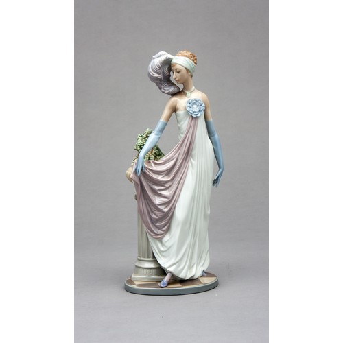 767 - A LLADRO FIGURE OF AN ELEGANT LADY