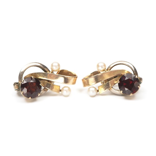 1204 - A PAIR OF GARNET AND PEARL EARRINGS