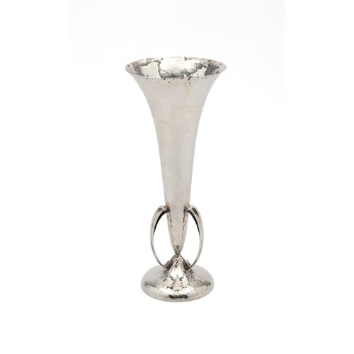 985 - A VICTORIAN SILVER TRUMPET VASE, GOLDSMITHS AND SILVERSMITHS, LONDON, 1900