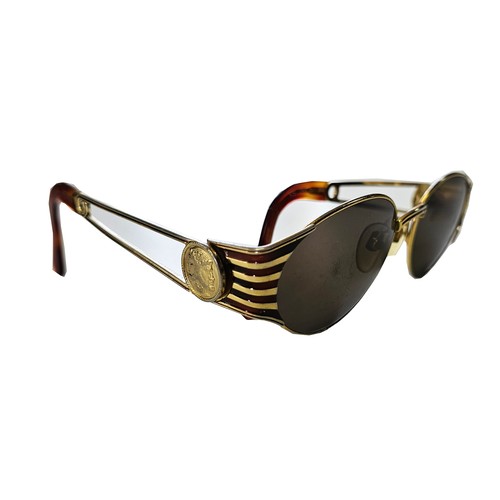 586B - A PAIR OF FENDI SUNGLASSES