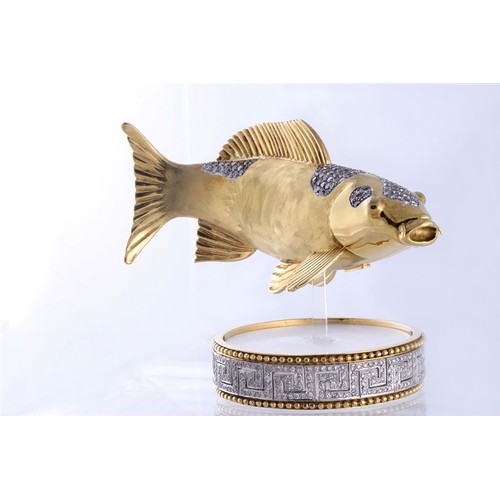 469 - A DIAMOND AND GOLD FISH SCULPTURE, JENNA CLIFFORD DESIGNS