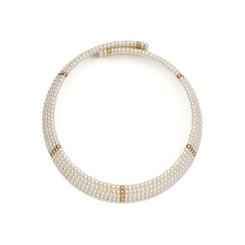 679 - A GOLD AND PEARL CHOKER NECKLACE