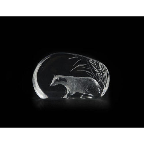 508 - A LEAD CRYSTAL GLASS BADGER SCULPTURE, MATT JONASSON