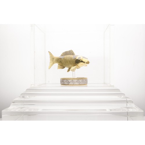 469 - A DIAMOND AND GOLD FISH SCULPTURE, JENNA CLIFFORD DESIGNS