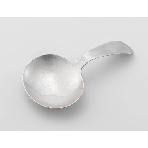 436 - AN EDWARD VII SILVER OLD ENGLISH PATTERN CADDY SPOON, D AND M DAVIS, BIRMINGHAM, 1909