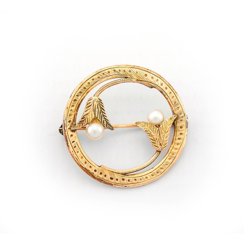 673 - A GOLD AND SEED PEARL BROOCH