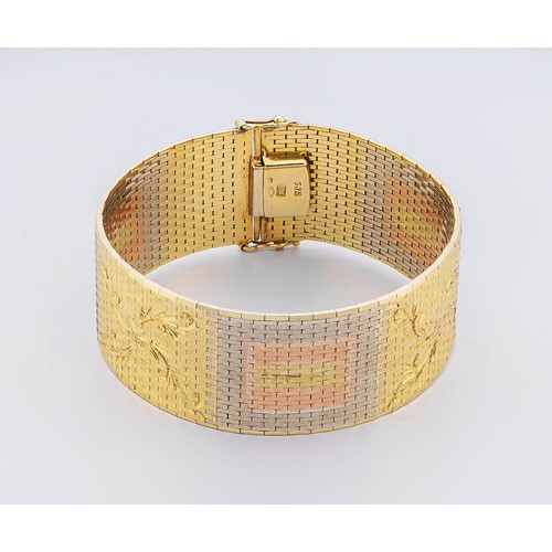 699 - A GOLD BRACELET