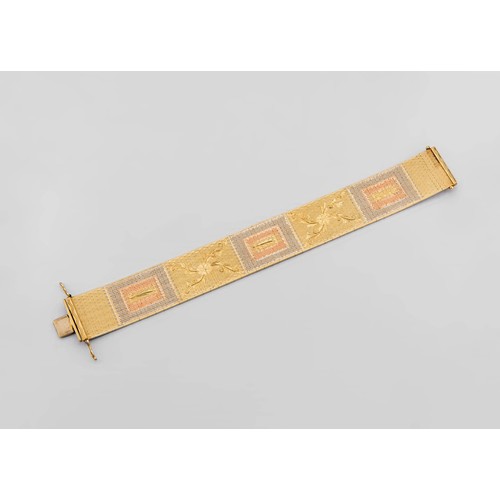 699 - A GOLD BRACELET