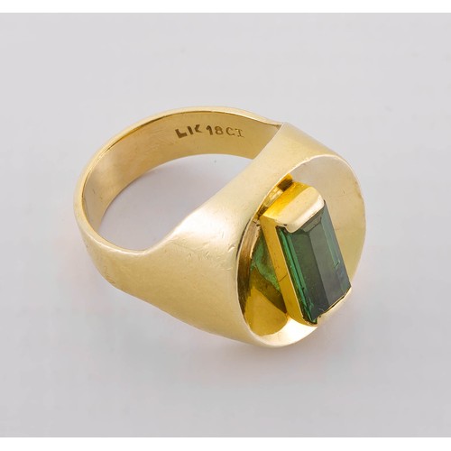 722 - A GOLD AND TOURMALINE SIGNET RING