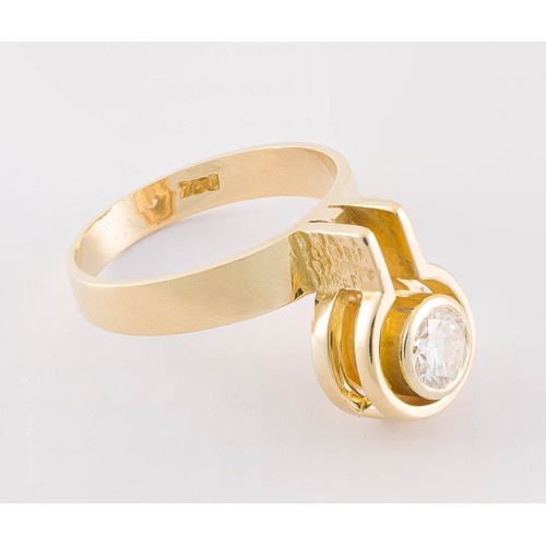 715 - A GOLD AND DIAMOND RING