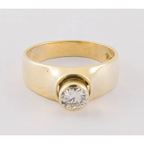 716 - A GOLD AND DIAMOND RING