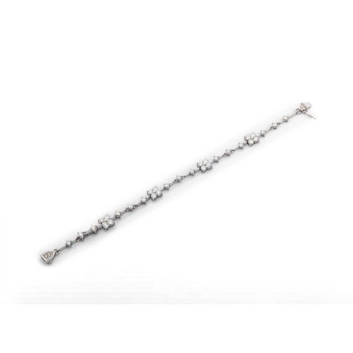 700 - A DIAMOND BRACELET