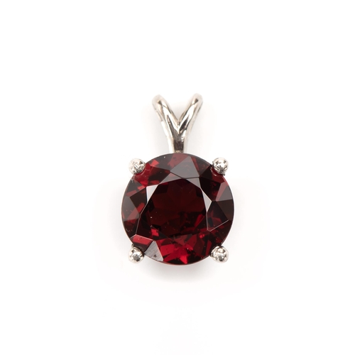 961 - A GARNET PENDANT, 3.01 CARATS