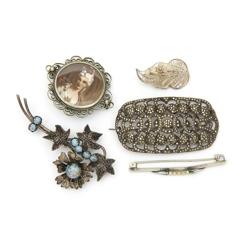 1349 - A COLLECTION OF SILVER BROOCHES