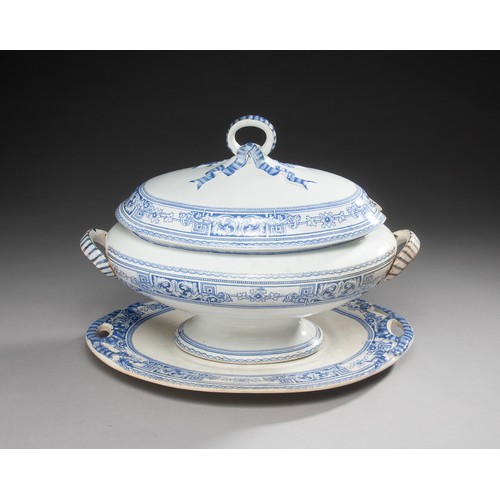 257 - A CERAMIC BLUE AND WHITE TUREEN