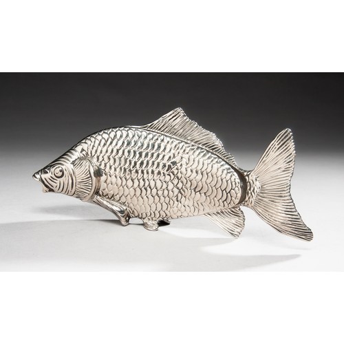 368 - A SMALL DECORATIVE METAL FISH