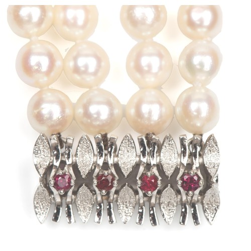 944 - A PEARL AND RUBY BRACELET