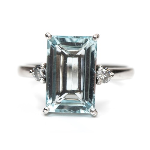 971 - AN AQUAMARINE DRESS RING, 7.05 CARATS